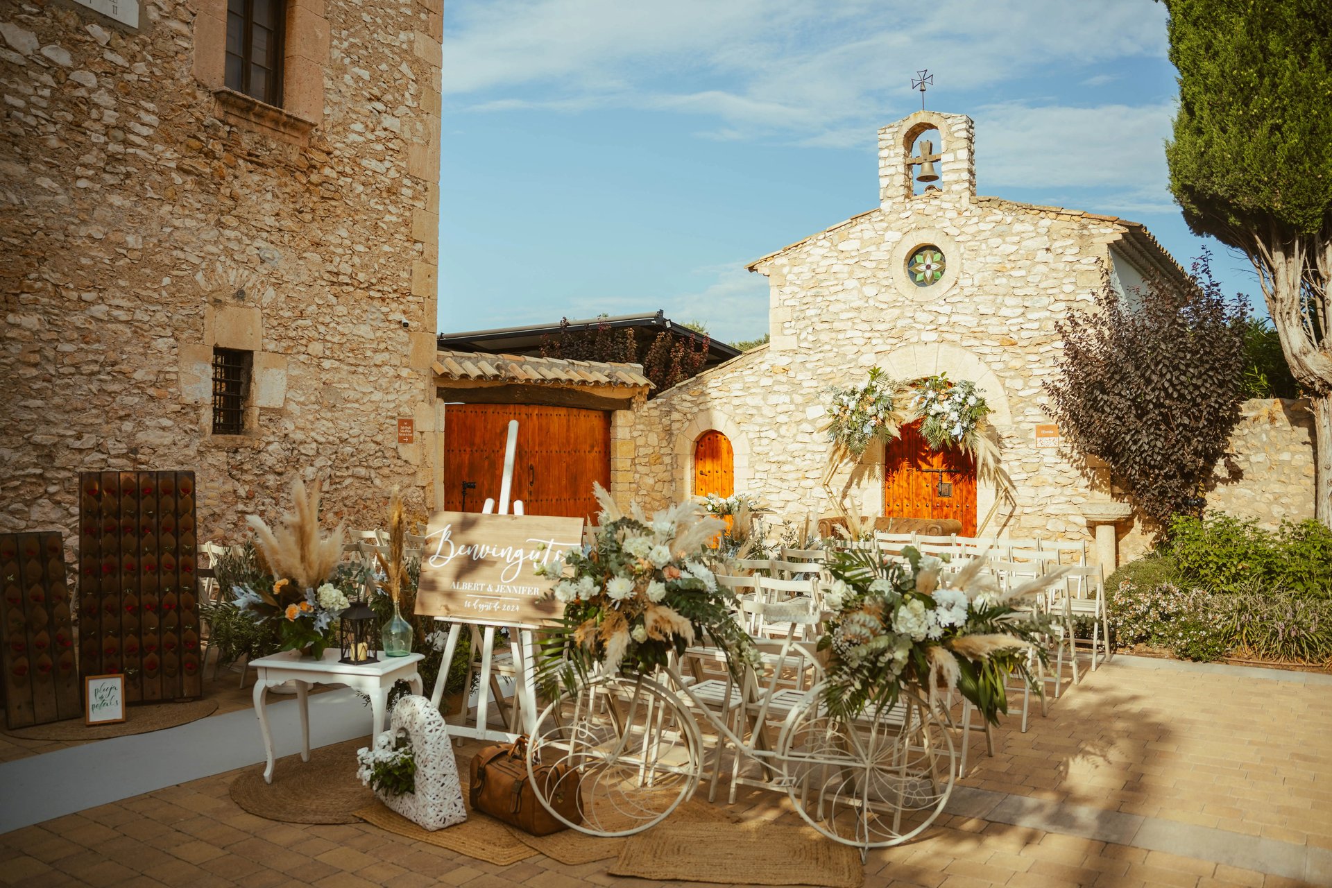 Decoración floral de Masia Vallense en Masia Can Martí, con tonos pastel y detalles elegantes.