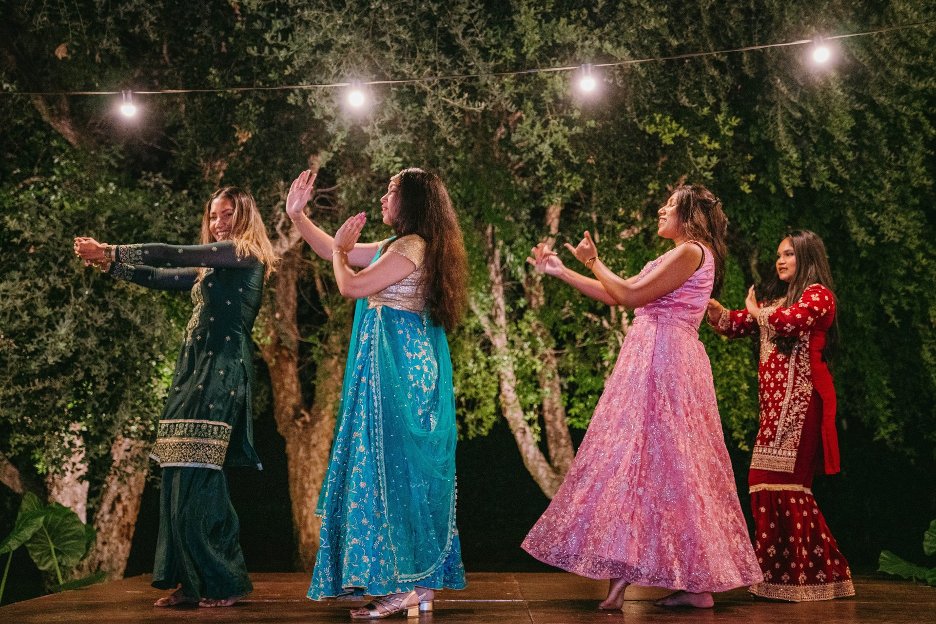 Invitados bailando y celebrando durante la boda en Masia Can Martí.