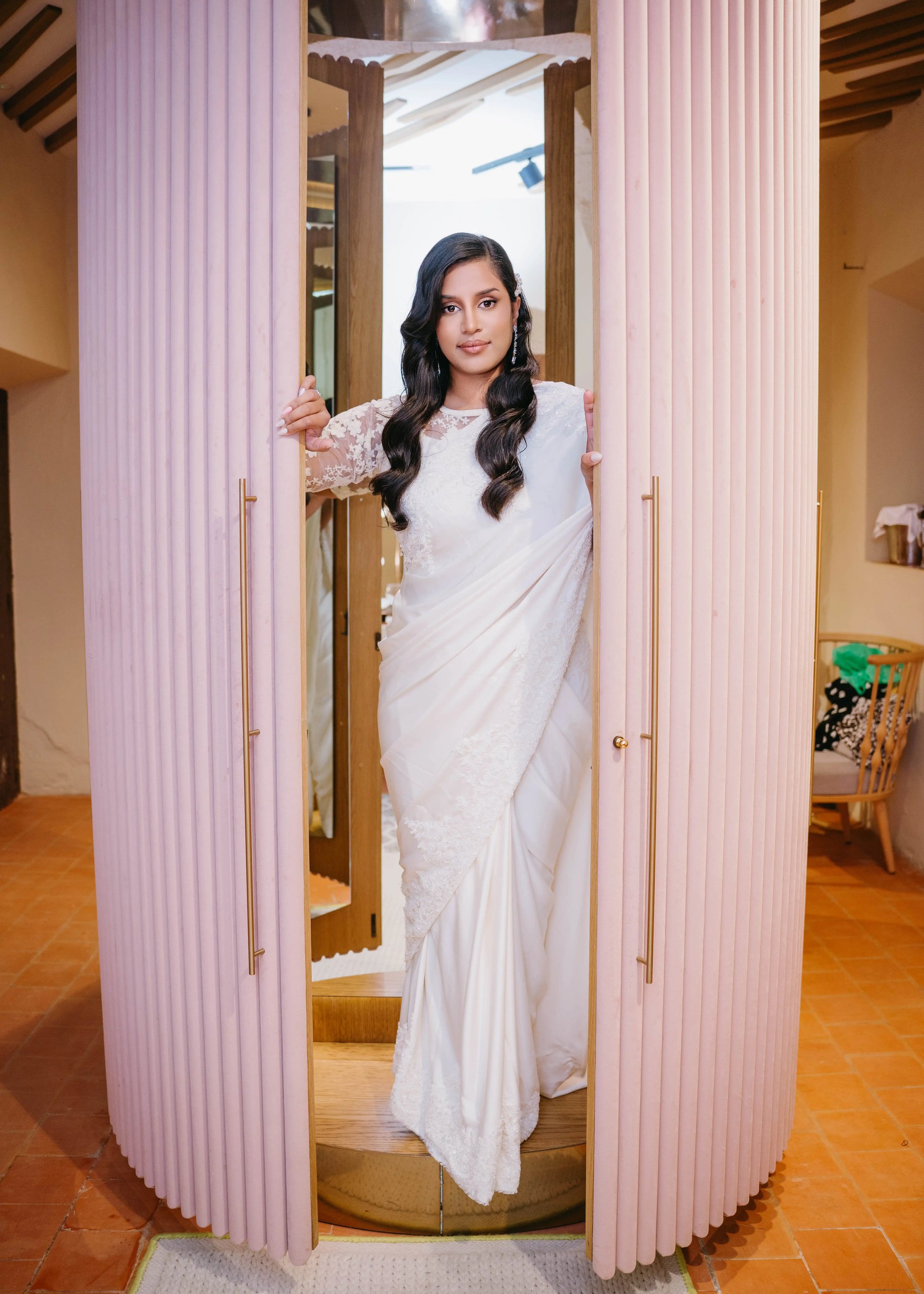 Jennifer en su vestido blanco con detalles indios antes de la ceremonia en Masia Can Martí.