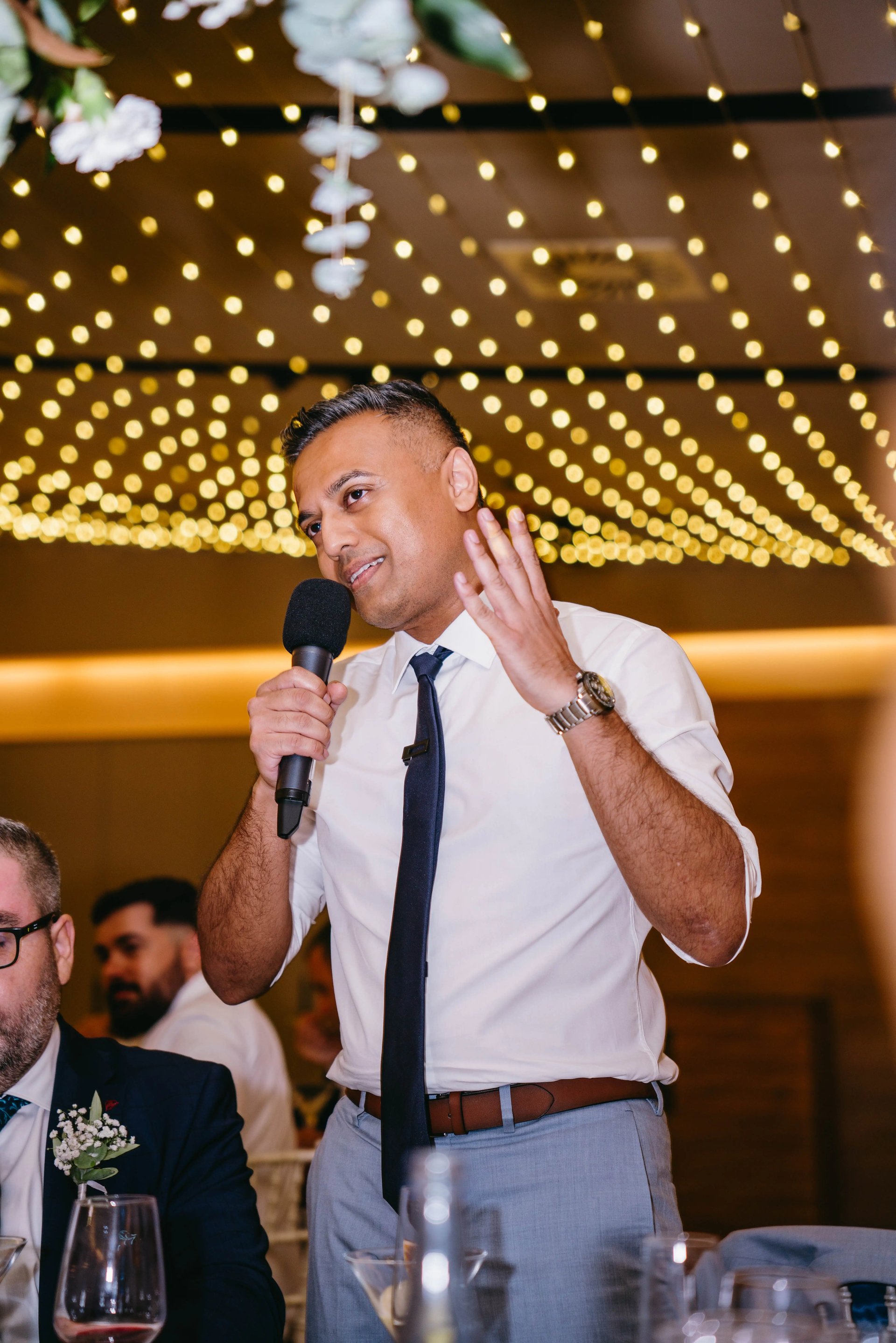 Hermano de la novia emocionado durante su discurso en la cena de boda.