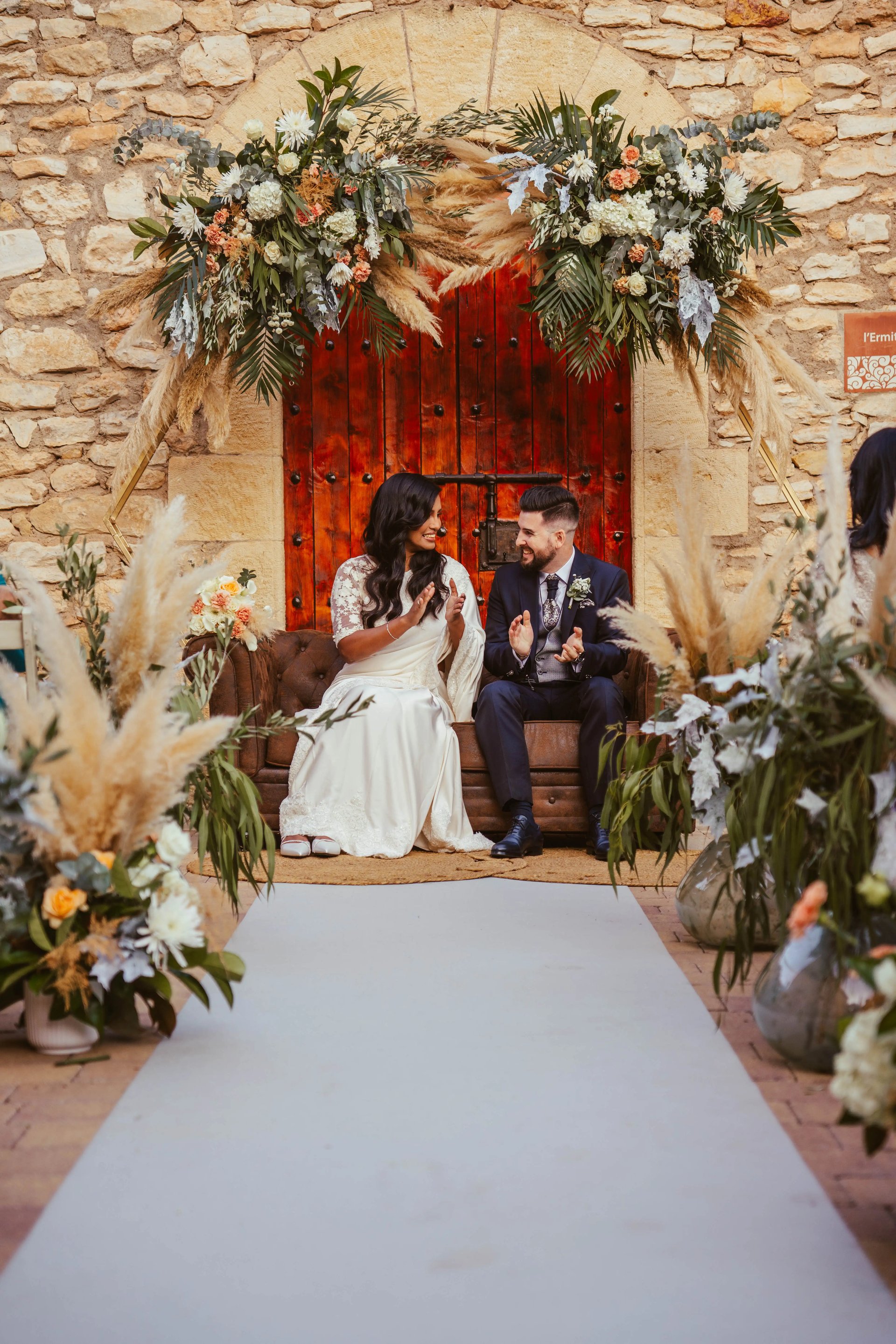 Jennifer & Albert durante la ceremonia, rodeados de emociones y naturaleza en Masia Can Martí.