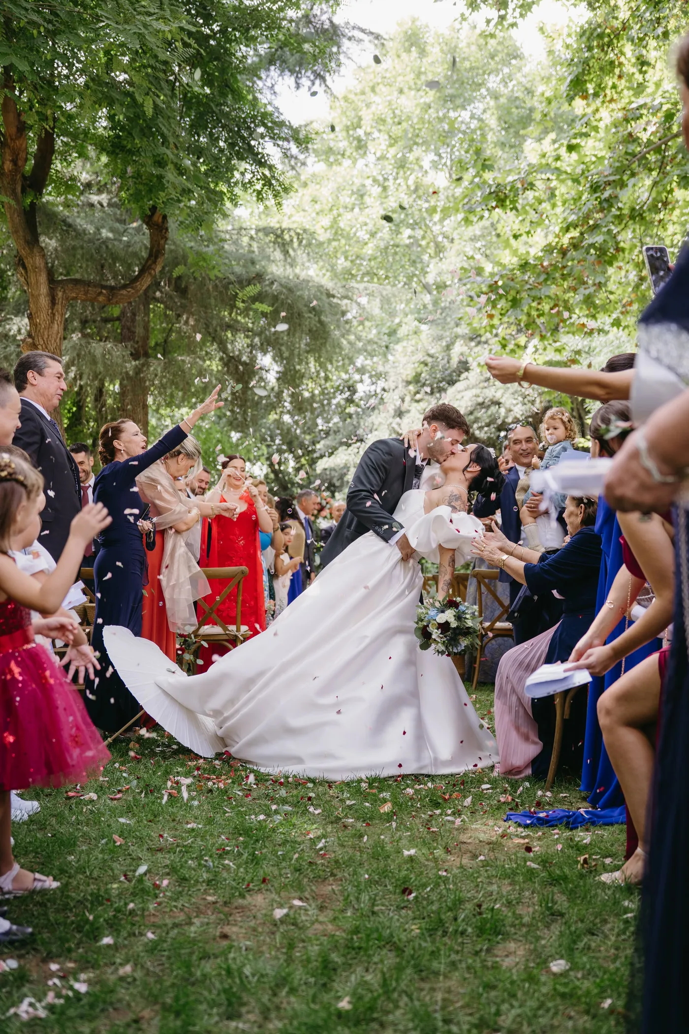 Momento familiar espontáneo capturado en estilo documental durante el banquete de una boda