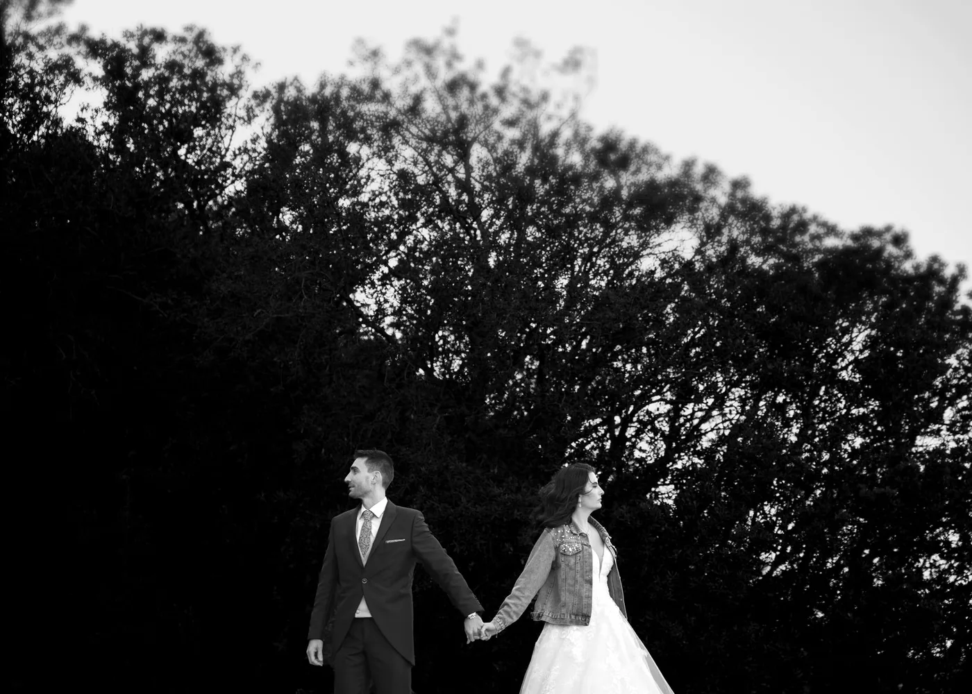 Retrato natural de pareja de novios paseando, sin posados forzados, estilo documental