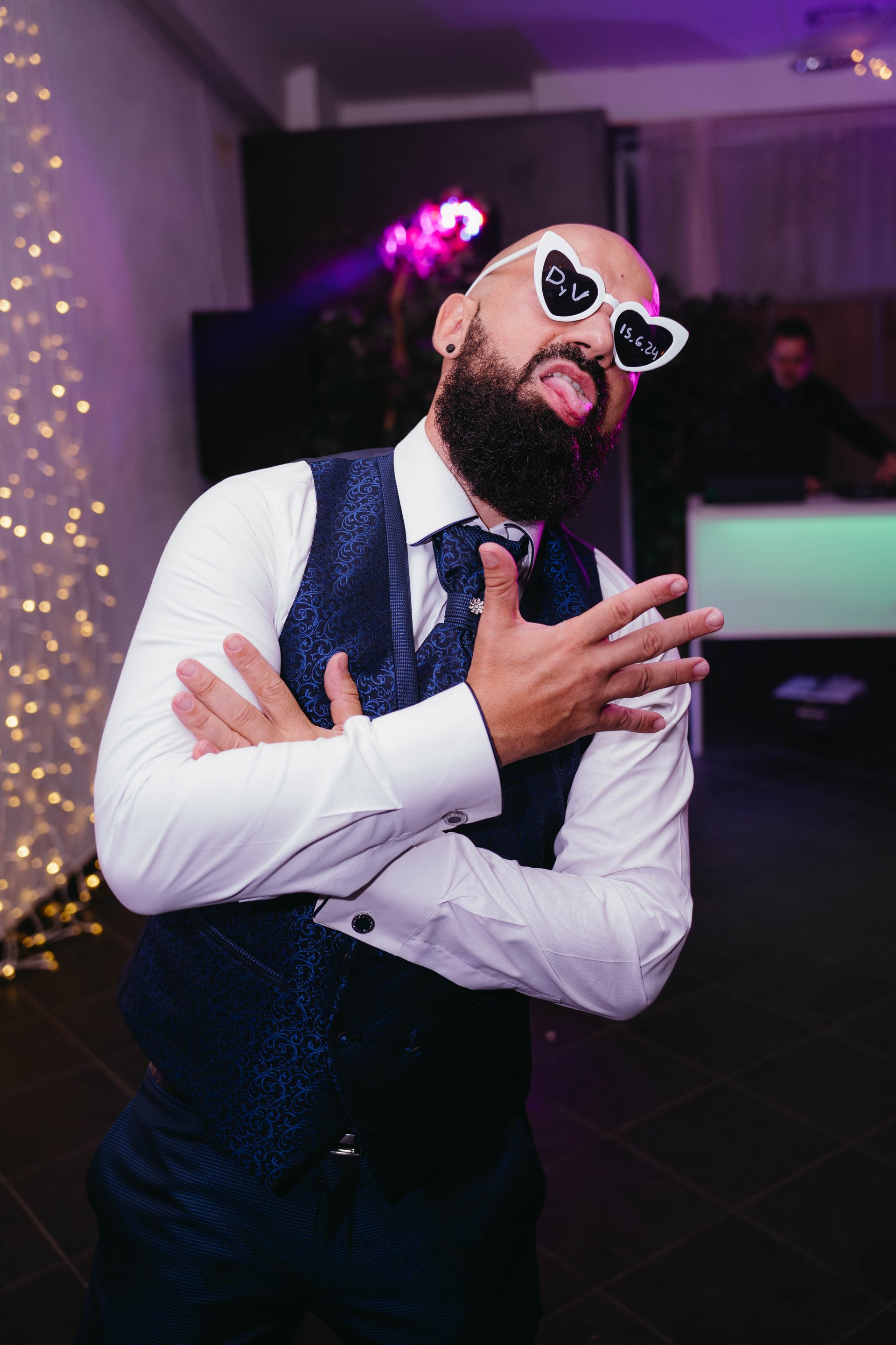 Gafas personalizadas: La manera más divertida de tener fotos épicas en tu boda. Invitados disfrutando con gafas originales durante la fiesta