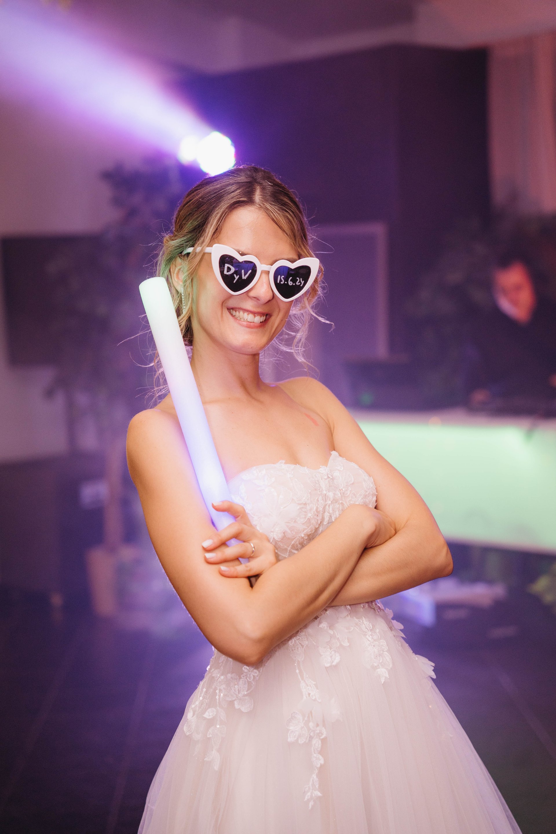 Gafas personalizadas: La manera más divertida de tener fotos épicas en tu boda. Invitados disfrutando con gafas originales durante la fiesta