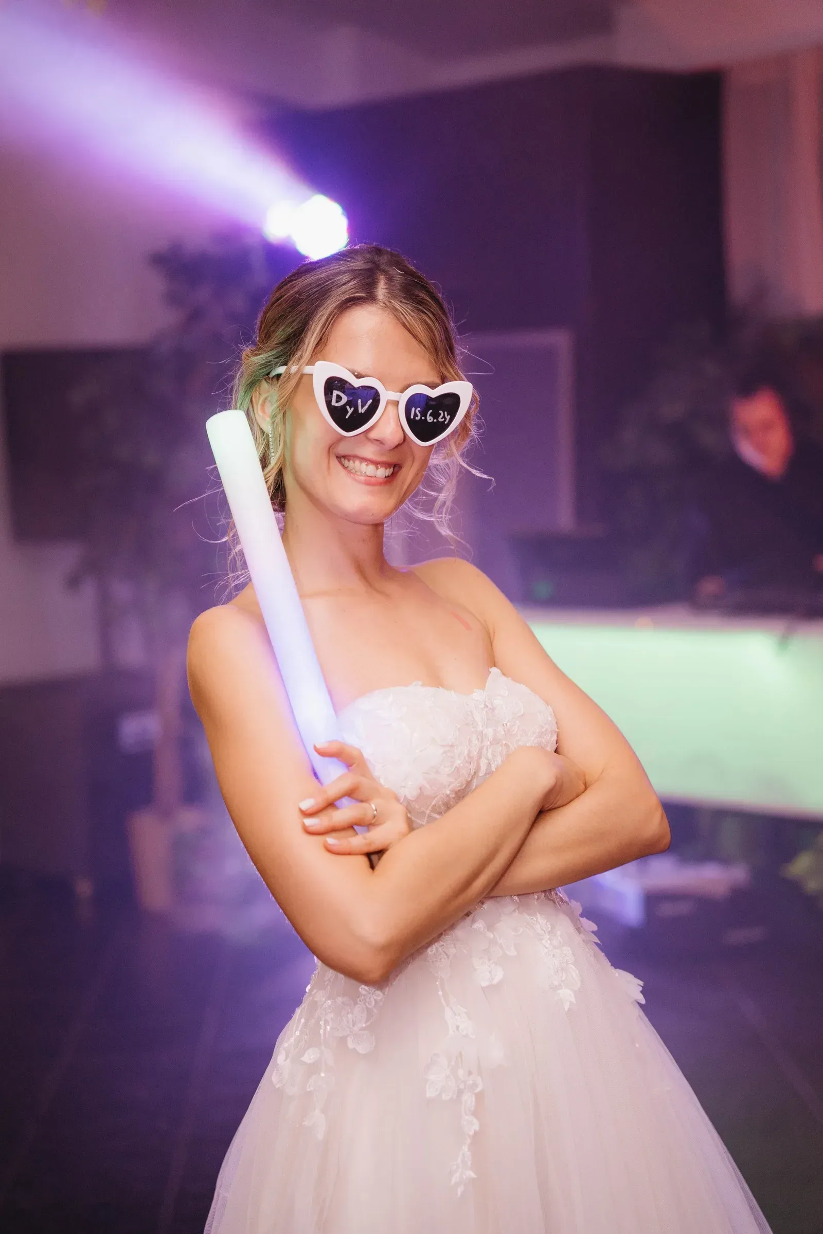Gafas personalizadas: La manera más divertida de tener fotos épicas en tu boda. Invitados disfrutando con gafas originales durante la fiesta