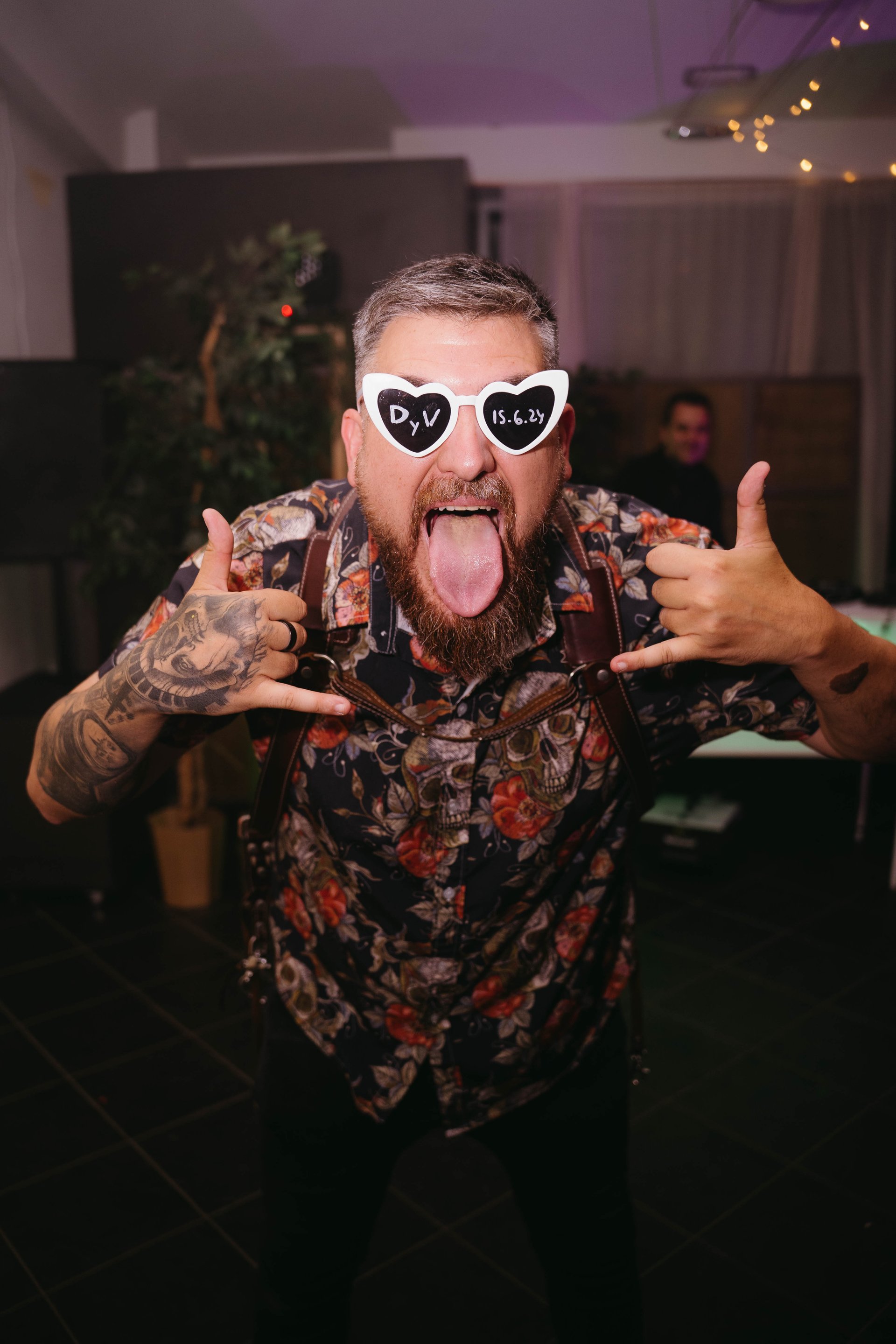 Gafas personalizadas: La manera más divertida de tener fotos épicas en tu boda. Invitados disfrutando con gafas originales durante la fiesta