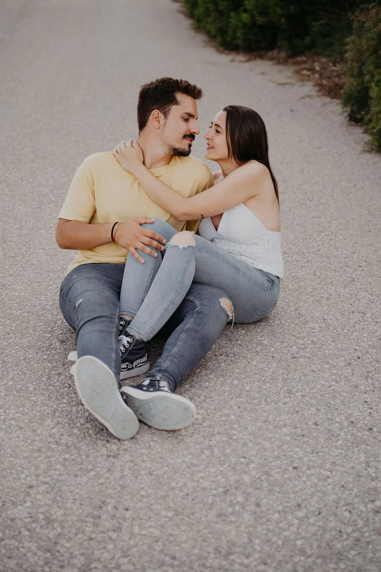 Pareja sentada y relajada en una sesión de fotos natural, sin posar