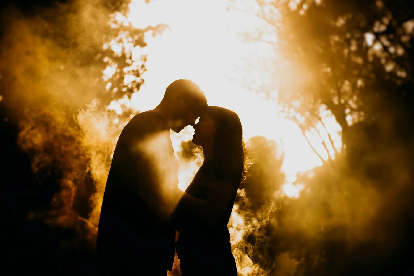 Sesión de fotos de pareja a contraluz al atardecer, imagen ideal para fondo de pantalla