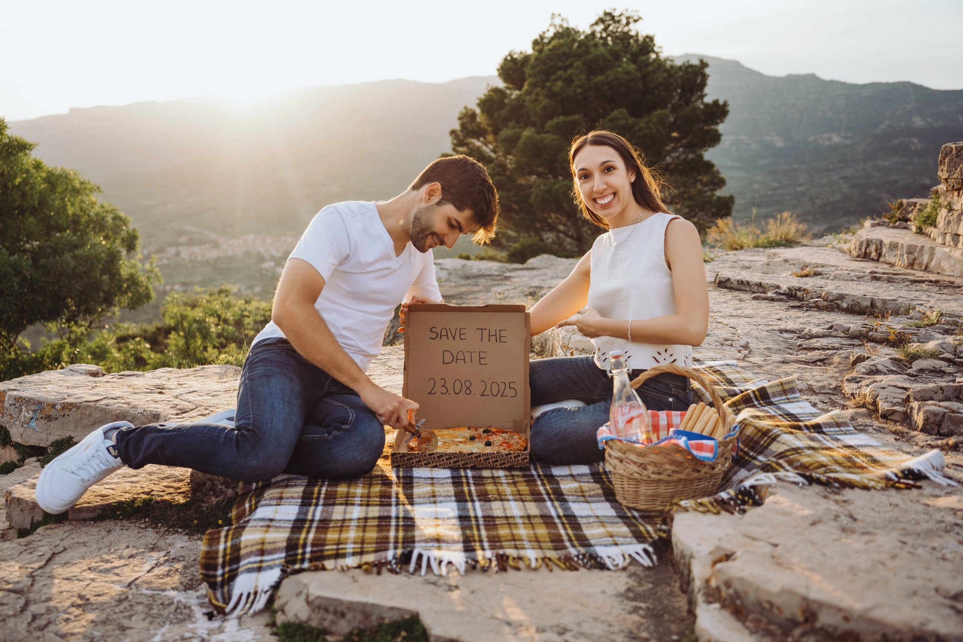 Sesión de preboda original en Siurana con picnic - Lifetime Wedding