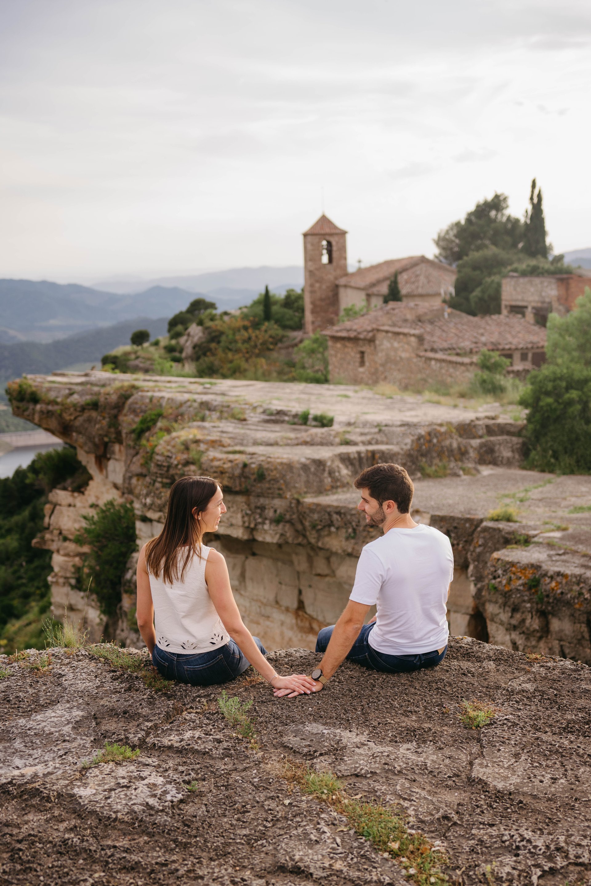 Sesión de preboda original en Siurana con picnic - Lifetime Wedding