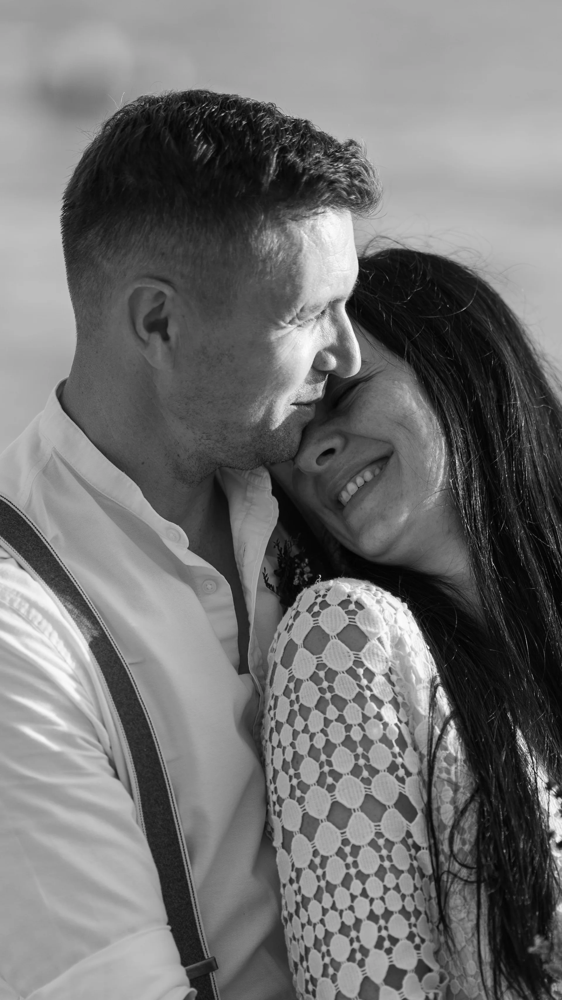 Primer plano en blanco y negro de una pareja de novios