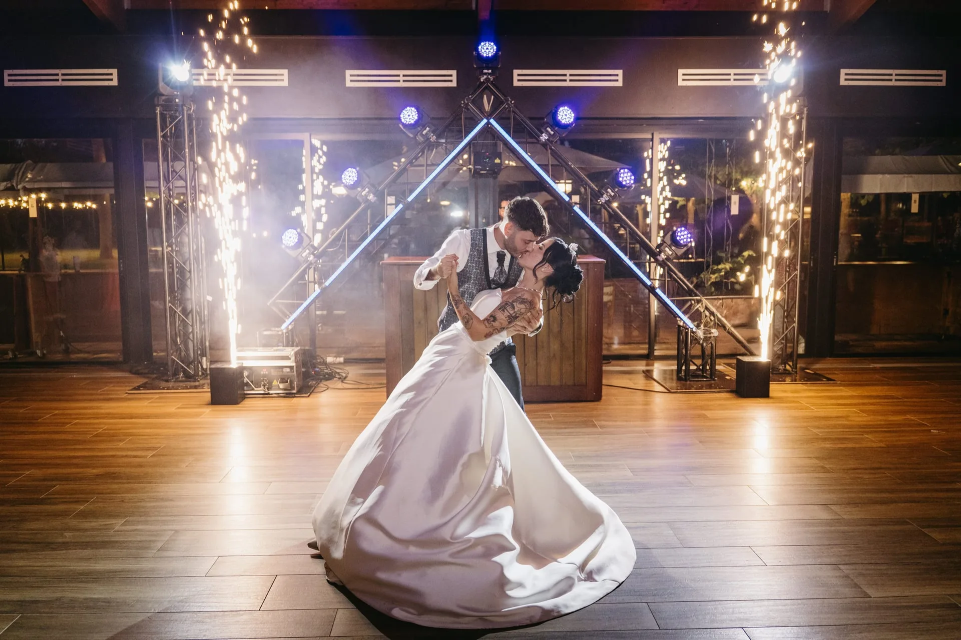 Primer baile de los novios con fuentes de chispas en la pista