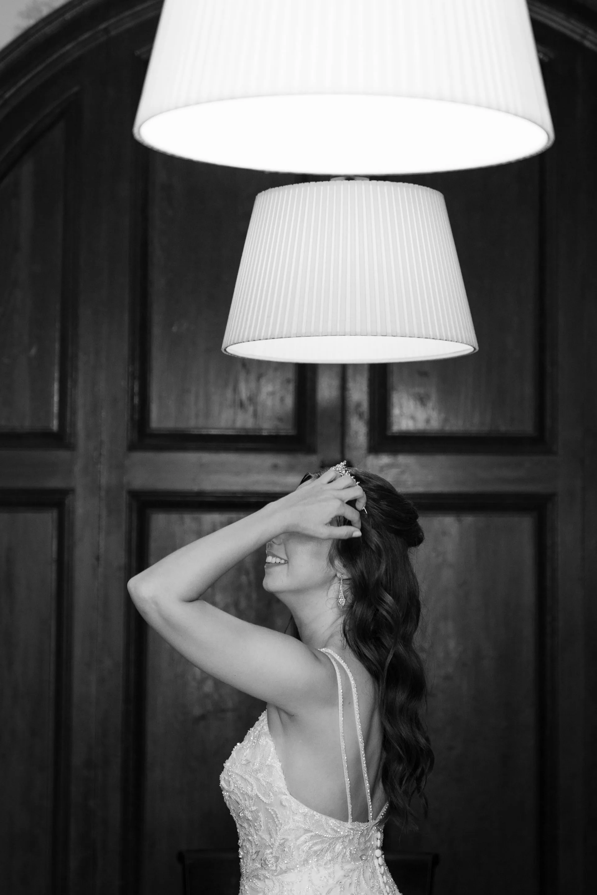 La novia acabando de arreglarse en una sala del espacio de la boda