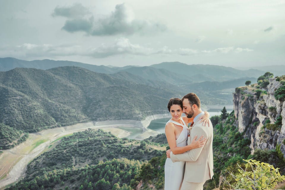 Parella el dia del seu elopement als cingles de Siurana, fotografiats per Lifetime Weddings