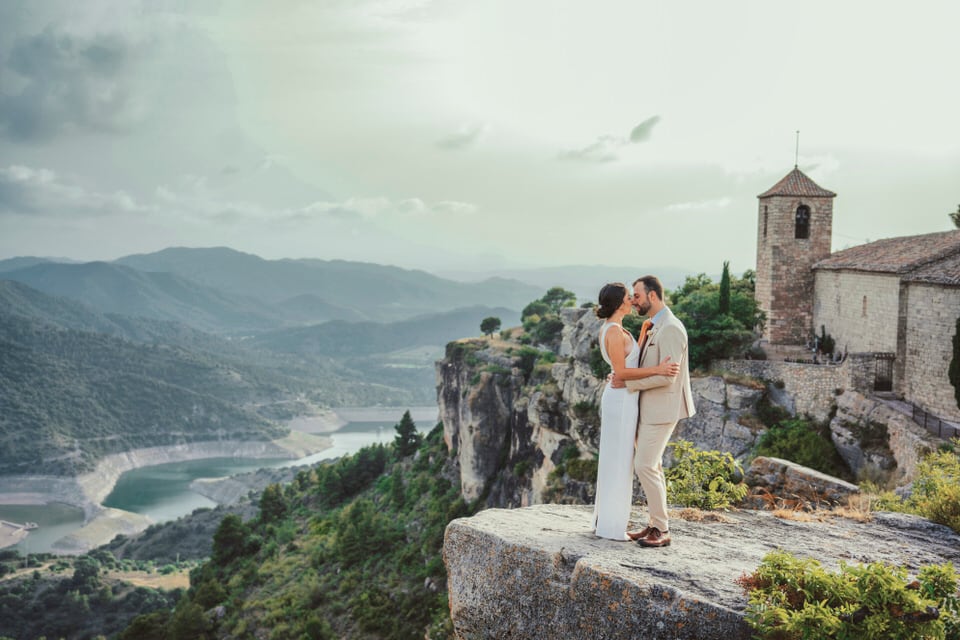 Parella el dia del seu elopement als cingles de Siurana, fotografiats per Lifetime Weddings