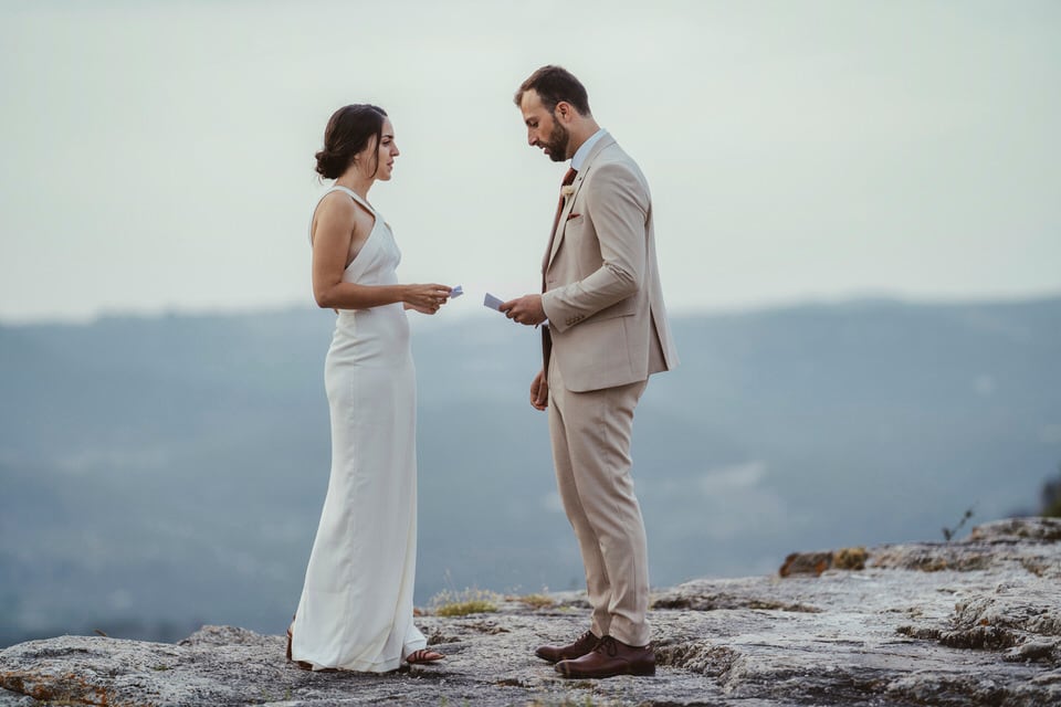 Parella el dia del seu elopement als cingles de Siurana, fotografiats per Lifetime Weddings