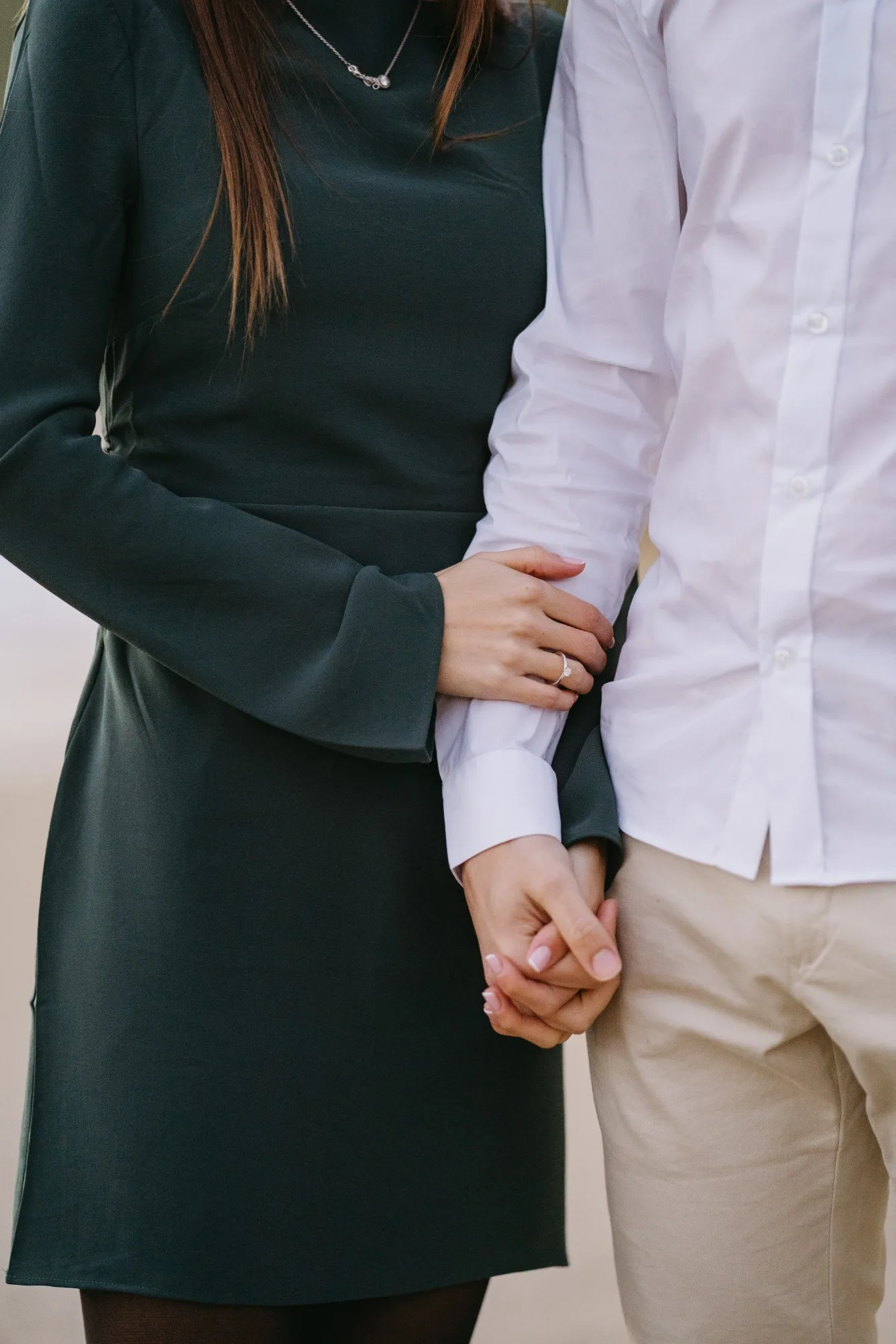 La pareja paseando con el anillo recién puesto, a la hora dorada