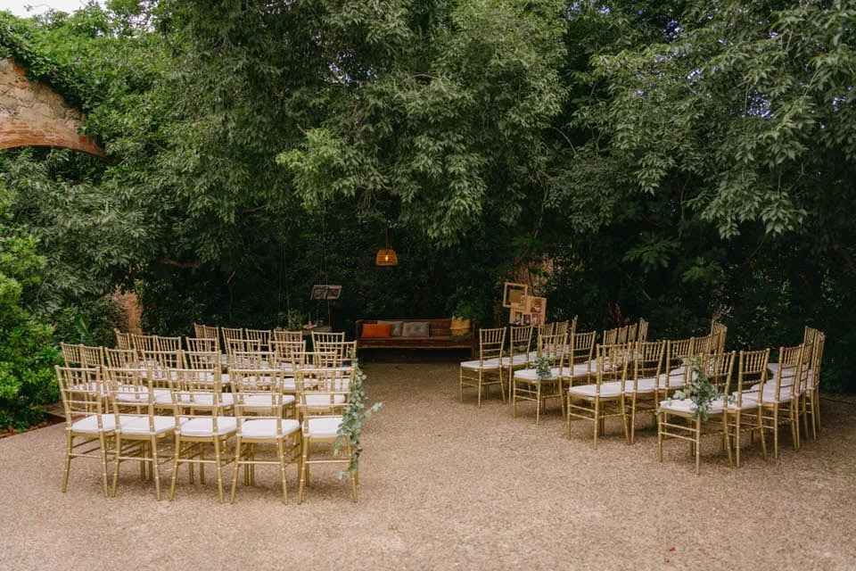 Sillas montadas para la ceremonia en el jardín, antes de que lleguen los invitados