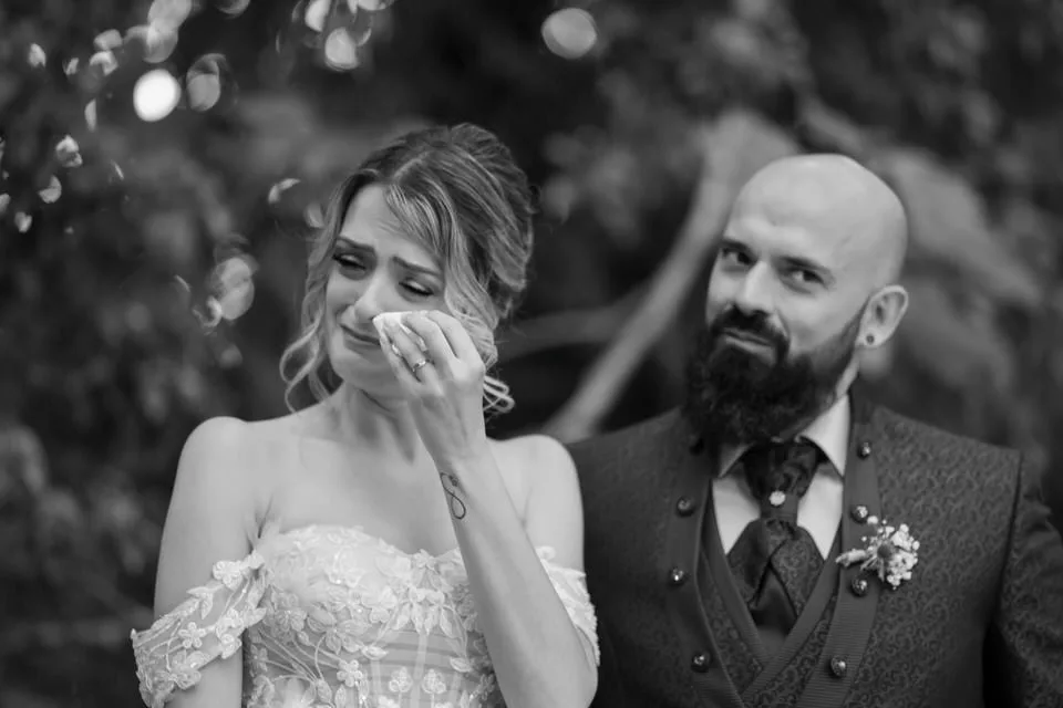 La novia emocionada secándose las lágrimas, con el novio a su lado